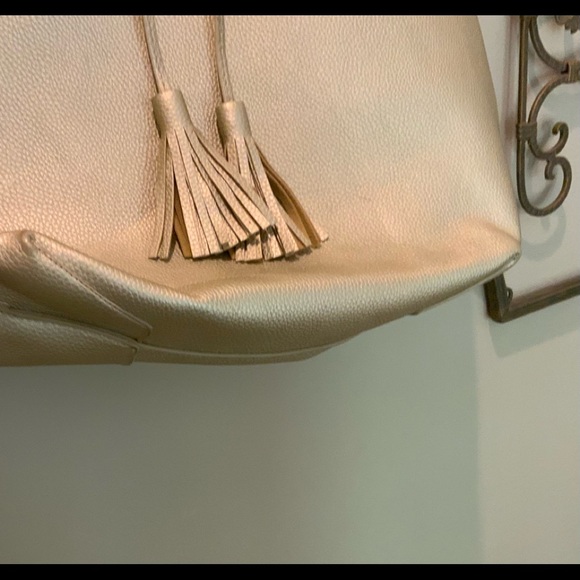 ROOMY GOLD FAUX LEATHER TOTE -GREAT CONDITION - Picture 6 of 6